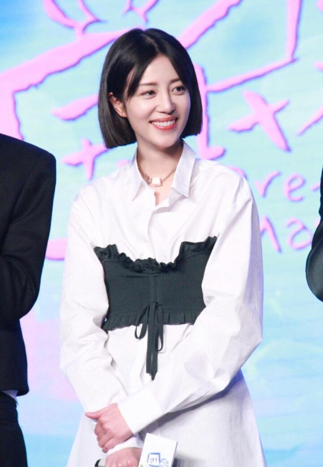 杨幂公司旗下的15位艺人，最小21岁最大40岁，迪丽热巴最火