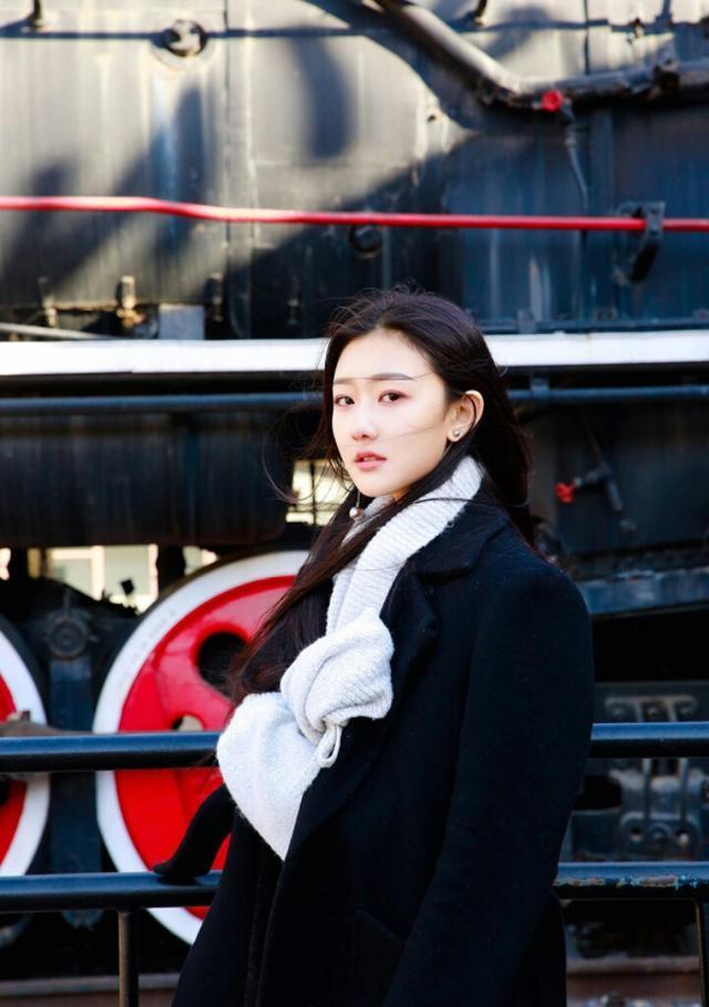 杨幂公司旗下的15位艺人，最小21岁最大40岁，迪丽热巴最火