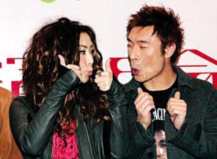 懒理黄心颖怀孕传闻,郑秀文与许志安甜蜜约会,男方消瘦显憔悴