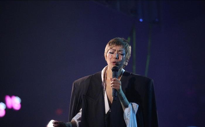 懒理黄心颖怀孕传闻,郑秀文与许志安甜蜜约会,男方消瘦显憔悴