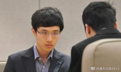 柯洁再度领跑 2700是底线 却是同行天花板 连笑调侃要拿小刀捅他