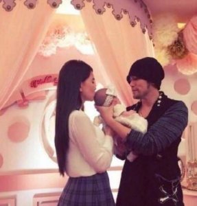 ​小周周正面照太可爱，圆脸蛋胖嘟嘟的，不像妈妈像爸爸！