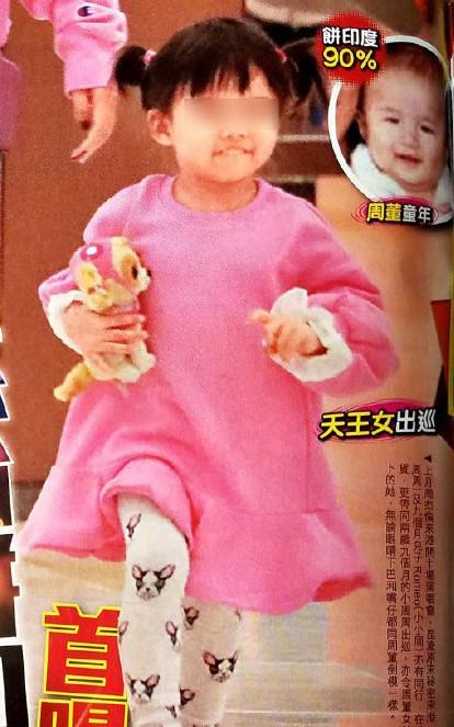 小周周正面照太可爱,圆脸蛋胖嘟嘟的,不像妈妈像爸爸!