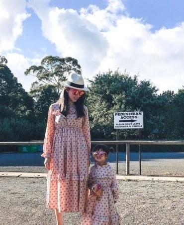 小周周正面照太可爱,圆脸蛋胖嘟嘟的,不像妈妈像爸爸!