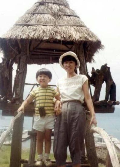 小周周正面照太可爱,圆脸蛋胖嘟嘟的,不像妈妈像爸爸!