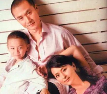 靠妻子走红后抛妻弃子,为新欢败光家产,前妻跟孩子如今咋样了