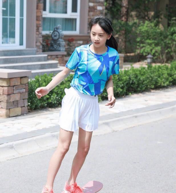 有一种“惊艳”叫森碟,近照长腿惹眼颜值惊艳,晃眼还以为是多多