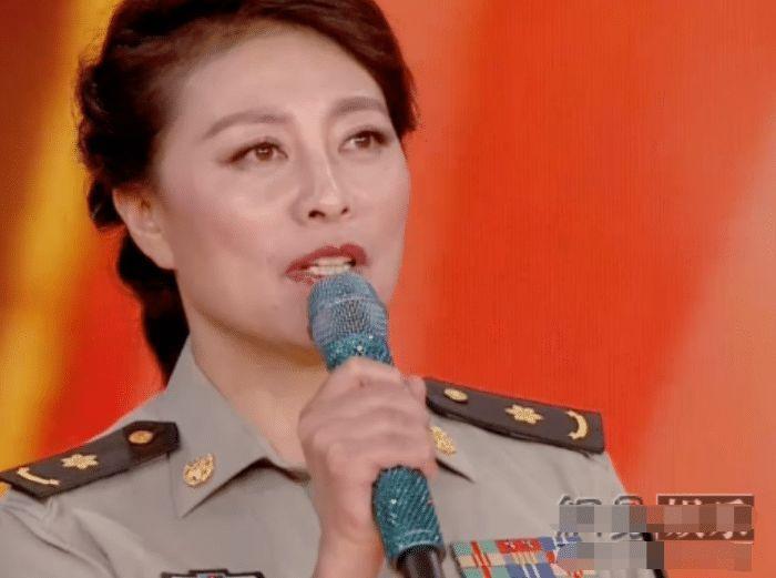 她生下女儿不久遭丈夫抛弃,患上胃癌,如今女儿被张嘉译带火