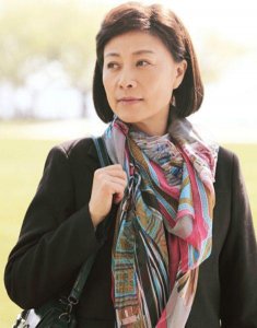 ​她生下女儿不久遭丈夫抛弃，患上胃癌，如今女儿被张嘉译带火