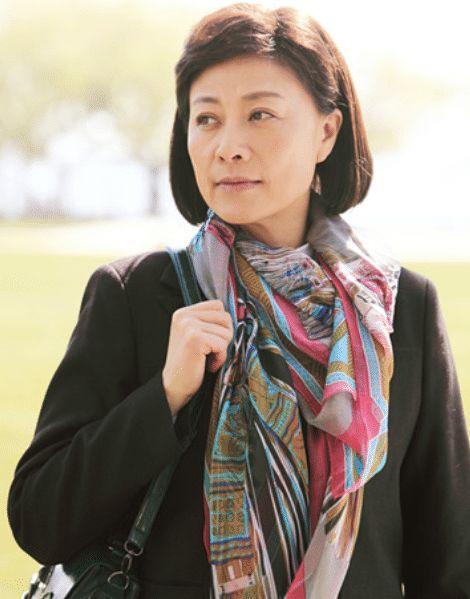 她生下女儿不久遭丈夫抛弃,患上胃癌,如今女儿被张嘉译带火