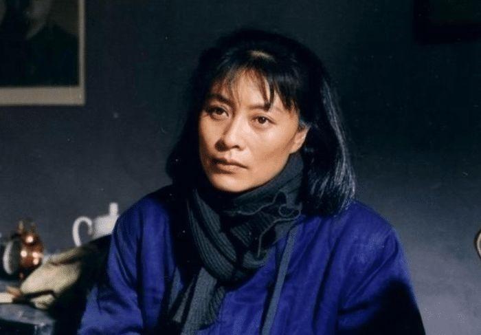 她生下女儿不久遭丈夫抛弃,患上胃癌,如今女儿被张嘉译带火