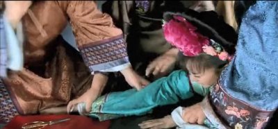 还珠格格:新旧容嬷嬷扎针紫薇,旧版隔着屏幕都能感觉到疼