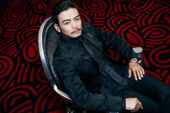 杨烁老婆原来是她,比刘涛还美,相恋10年已经有2个孩子了!