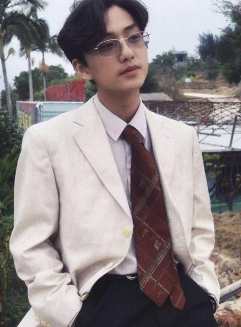 快手和抖音新晋网红绝世的容颜模仿张国荣,港风十足