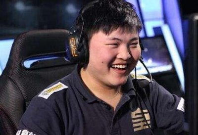 UZI女友爆猛料!Mlxg女友宛若天仙,队内只有他没女友来