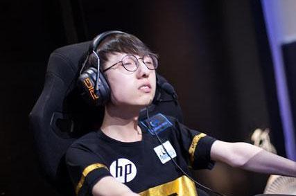 UZI女友爆猛料!Mlxg女友宛若天仙,队内只有他没女友来