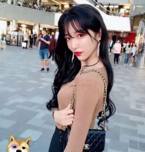 艾比微博认证引热议,连粉丝都看不下去:你唱歌真像坤坤!