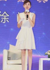 央视娱乐主播李霞消失多年,罕见露面皮肤黝黑,模样与以前差别大