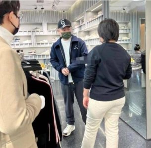 网友偶遇岳云鹏:患瘤后暴瘦,大肚腩消失不见判若两人!