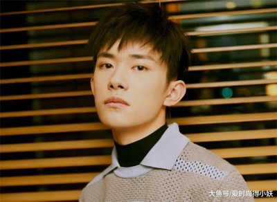 ​易烊千玺出席微博之夜, 解锁多种时尚风格, 大展少年魅力