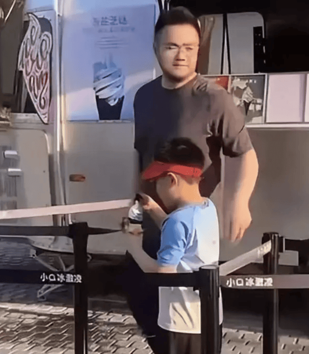 宋丹丹全家游玩被偶遇 丈夫头发花白抱孙好慈祥