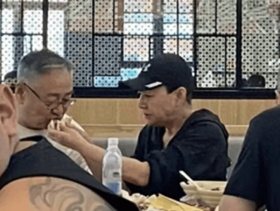 宋丹丹全家游玩被偶遇 丈夫头发花白抱孙好慈祥