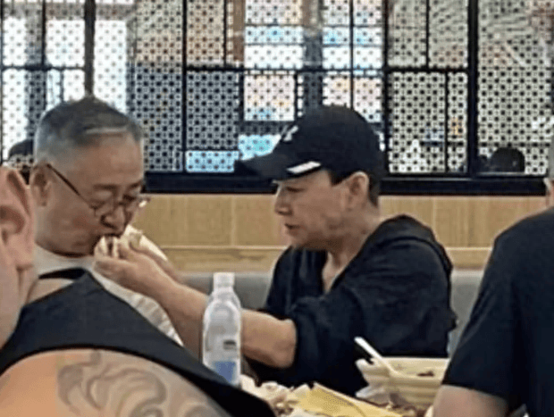 宋丹丹全家游玩被偶遇 丈夫头发花白抱孙好慈祥