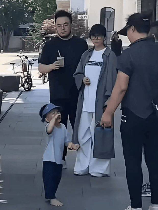 宋丹丹全家游玩被偶遇 丈夫头发花白抱孙好慈祥