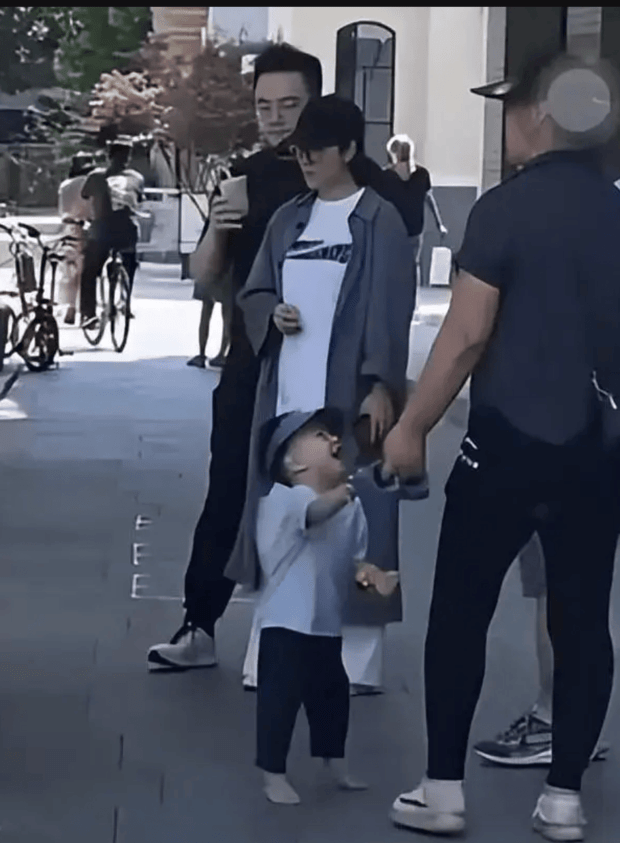 宋丹丹全家游玩被偶遇 丈夫头发花白抱孙好慈祥