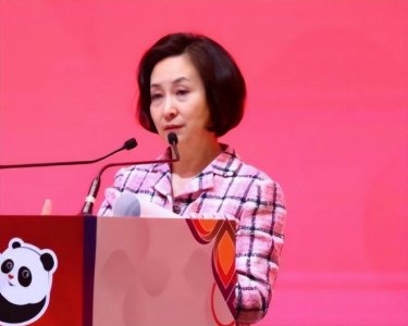 61岁何超琼出席中泰文化大会,面容疲惫粉衣加分不少