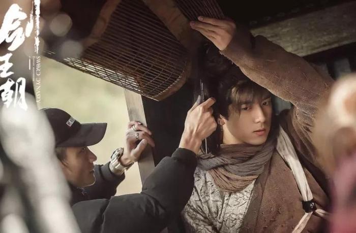 《剑王朝》热度未散,李现又转身官宣新身份,寸头造型帅过小北