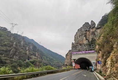 怀化雪峰山苏宝顶,云雾缭绕中的湖南第一山