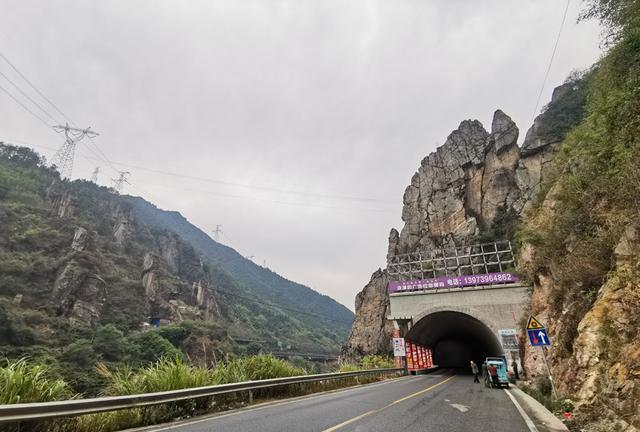 怀化雪峰山苏宝顶,云雾缭绕中的湖南第一山