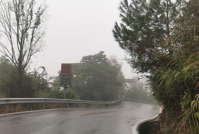 怀化雪峰山苏宝顶,云雾缭绕中的湖南第一山