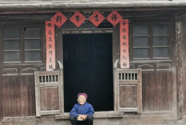 怀化雪峰山苏宝顶,云雾缭绕中的湖南第一山