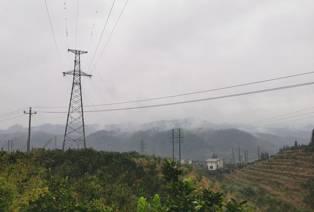 怀化雪峰山苏宝顶,云雾缭绕中的湖南第一山