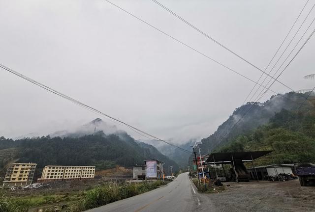 怀化雪峰山苏宝顶,云雾缭绕中的湖南第一山