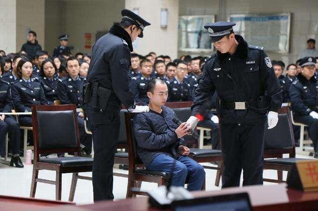 小伙入室盗窃,引起火灾后逃跑,保安去救火却牺牲,竟被误为小偷