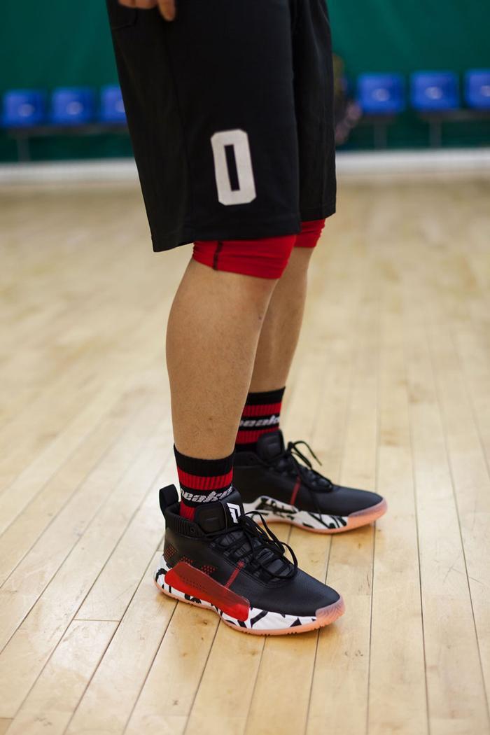 花 600 就能买到千元级的配置!利拉德 5 代上脚开箱!0102030405