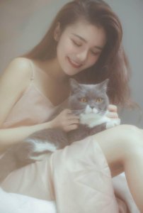 气质美女吊带睡衣性感美腿卧室朦胧美唯美写真集