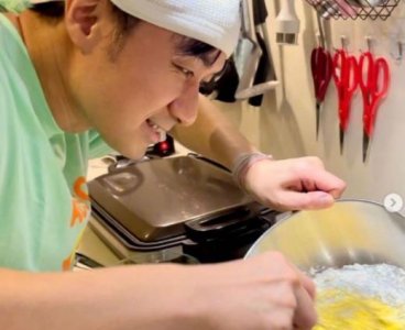 古巨基做蛋糕为妻庆生,系上头巾仪式感满满,引起网友热议