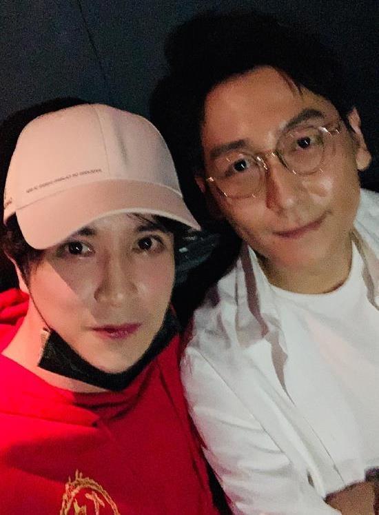 薛之谦微博晒近照,图中配文是亮点,网友薛大傻