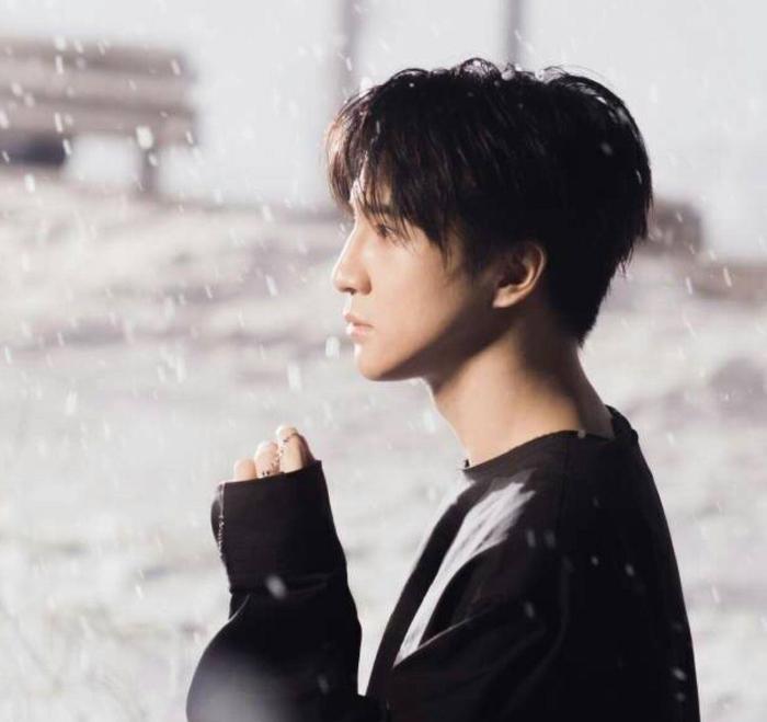 薛之谦微博晒近照,图中配文是亮点,网友薛大傻