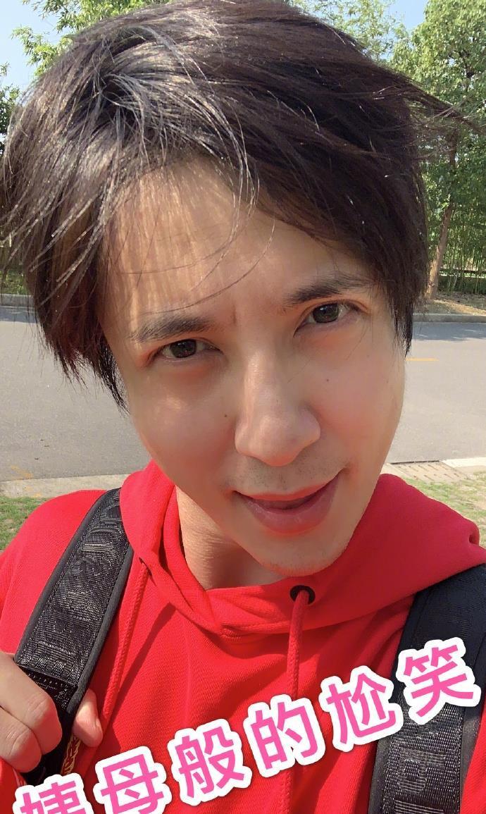 薛之谦微博晒近照,图中配文是亮点,网友薛大傻