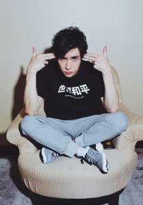 薛之谦微博晒近照,图中配文是亮点,网友薛大傻