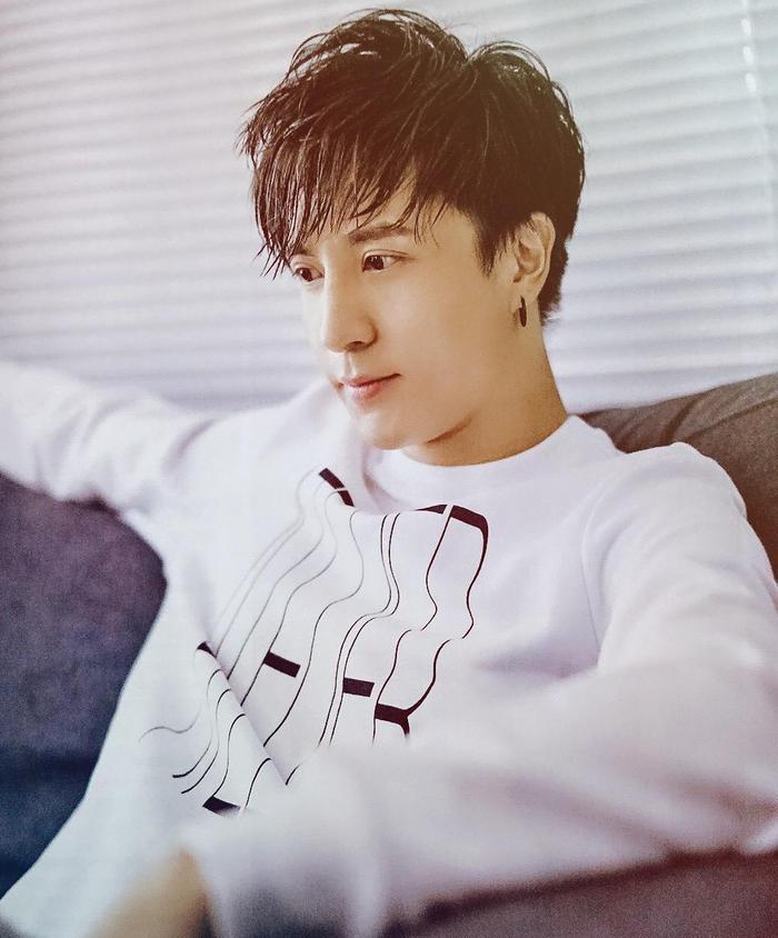 薛之谦微博晒近照,图中配文是亮点,网友薛大傻