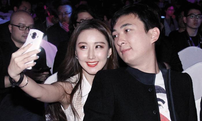 网友偶遇王思聪现身夜店放松,称其被美女环绕,一晚上消费30多万