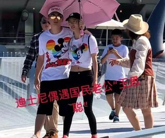 网友偶遇王思聪现身夜店放松,称其被美女环绕,一晚上消费30多万