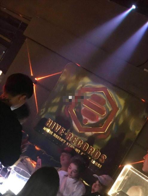 网友偶遇王思聪现身夜店放松,称其被美女环绕,一晚上消费30多万