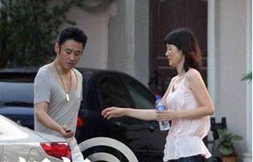 吴秀波曾用9个字形容婚姻,字字精辟!妻子近照流出,颜高身材好